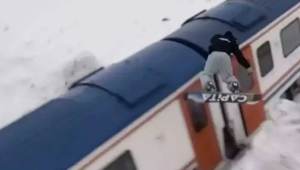 Snowboardla Doğu Ekspresi'nin üzerinden atladı