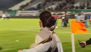 İran'da kadın taraftar, kaleciye sarıldı: Güvenlik güçleri müdahale etti