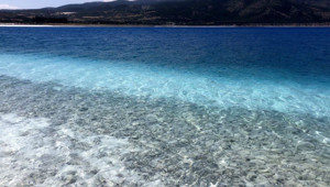 Turkuaz renkli Salda Gölü'nde kirlilik alarmı; beyaz adacıklar kararıyor