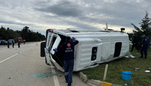 Kastamonu'da okul servisi ile tırın çarpışması sonucu 12'si öğrenci 13 kişi yaralandı