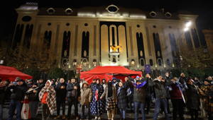 Gürcistan'da seçim sonuçlarını protesto eden muhalifler, parlamento önünde çadır kurdu