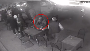 Kıraathanede silahlı saldırı! 1 kişi hayatını kaybederken çay içen kişinin istifini bozmaması dikkat çekti