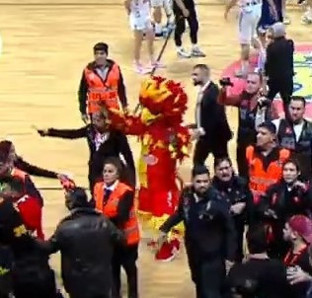 Göztepe'nin maskotu ilk maçta karakolluk oldu - Resim : 2