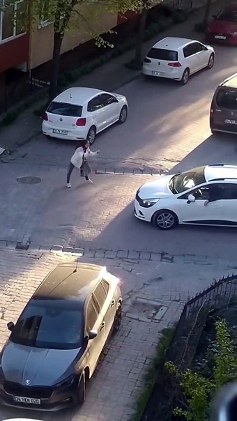 Avcılar’da yol ortasında sürücülere küfür edip araçları tekmeledi: O anlar kamerada - Resim : 1