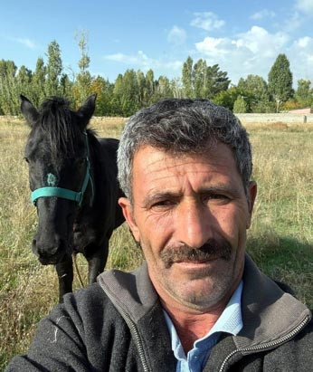 Kaybolan atını duvarlara astığı afişlerle arıyor - Resim : 1
