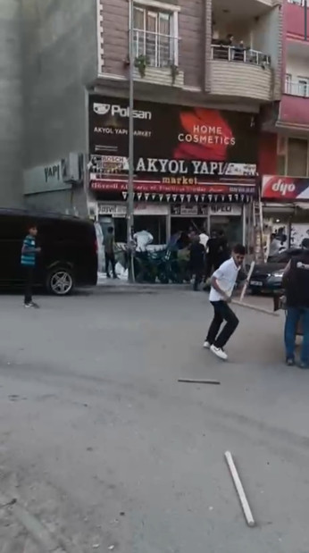 Mardin'de taşlı ve sopalı kavga kamerada: 6 yaralı - Resim : 1