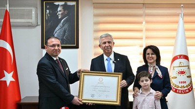 Mansur Yavaş mazbatasını aldı: Ankara yüksek oyla bize olan güvenini tescillemiş oldu