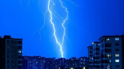Ankara'da şimşekler gökyüzünü aydınlattı