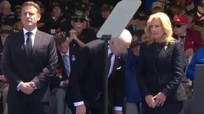 Biden, olmayan sandalyeye oturmaya çalıştı