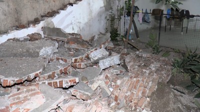 Fatih'te tarihi yapının bitişiğindeki istinat duvarı çöktü