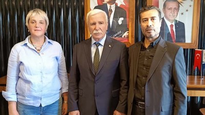 Yenilenen seçimi kazanan CHP'li Deniz Yağan mazbatasını aldı