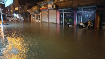 Samsun'da sağanak nedeniyle caddeler göle döndü