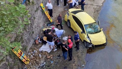 Kamyon taksiye, taksi yayalara çarpıp dereye düştü: 1 ölü, 5 yaralı