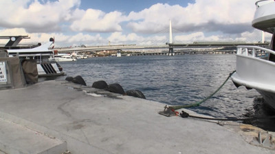 Eminönü'nde anne ve 2 yaşındaki çocuğu tur teknesinden denize düştü