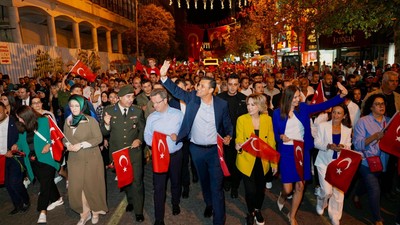 Manisa'nın kurtuluş coşkusu fener alayı ve Funda Arar konseri İle taçlandı
