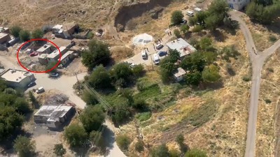 Narin’in cansız bedeninin taşındığı kırmızı aracın görüntüleri, arama çalışmasına katılan helikopterden böyle görüntülenmiş