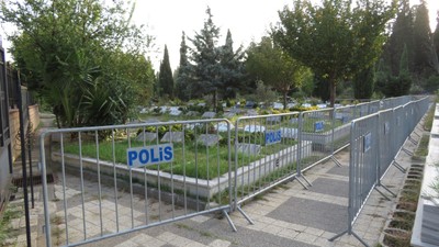 Polisten Cem Garipoğlu'nun mezarının etrafında bariyerli önlem