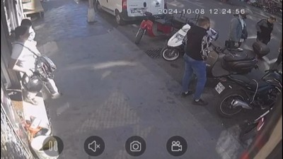 Fatih'te kucağında bebekle motosiklet kaskı çaldı! O anlar kamerada...