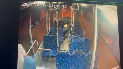 Özel halk otobüsünde bıçaklı saldırıda öldürüldü; dehşet anları kamerada