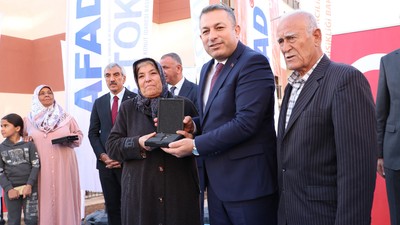 Gaziantep, Kahramanmaraş ve Kilis'te deprem konutları kurayla hak sahiplerine teslim edildi