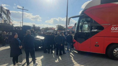 Esenyurt Meydanı'nda polisten CHP otobüsüne engelleme