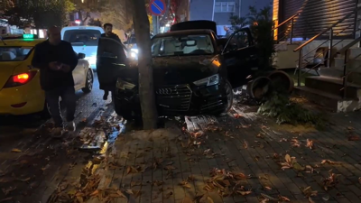 Avcılar'da polisten kaçan şüphelinin ağaca çarparak yakalandığı anlar kamerada