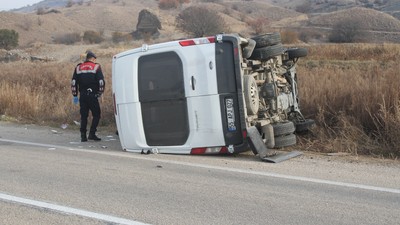 Çorum’da işçi servisi ile traktör çarpıştı; 1'i ağır 16 yaralı