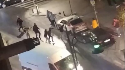 Kavga ettiği kişinin başına demir duba fırlattı; o anlar kamerada
