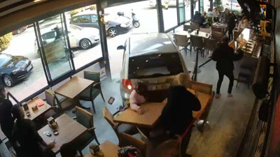 Sürücüsünün kontrolünden çıkan otomobil, kafeye girdi: 1 ölü, 3 yaralı