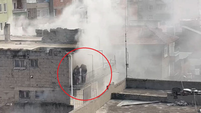 Yangında baba ve 2 çocuğu dumanların arasında kaldı; o anlar kamerada