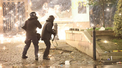 Tiflis'te göstericiler ile polis arasında arbede yaşanınca çevik kuvvet protestoya müdahale etti