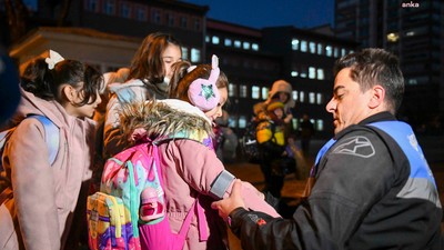 Ankara Büyükşehir Belediyesi'nden öğrencilere reflektörlü çıkartma ve kol bandı