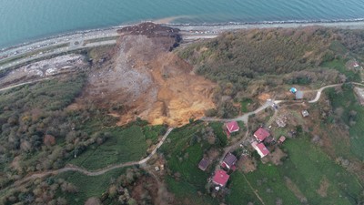 Heyelanın vurduğu Karadeniz Sahil Yolu'na 100 bin ton toprak akmış