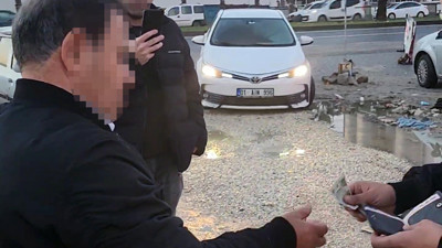 Sivil polisten ‘değnekçiye’ suçüstü kamerada
