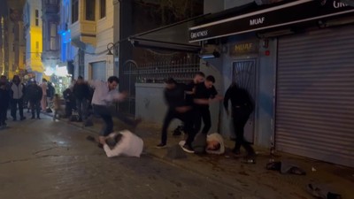 Taksim'de eğlence mekanı çıkışında tekme ve yumruklarla saldırdılar