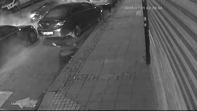 Zeytinburnu'nda polisten kaçan sürücünün kullandığı otomobil 4 araca çarptı