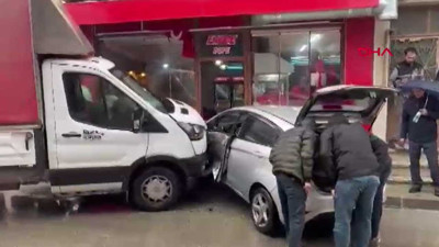 Polisten kaçan ehliyetsiz sürücü; önce kamyonete sonra duvara çarptı