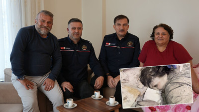 Enkaz altında verdiği sözü tuttu; kendini kurtaran itfaiyecilerle kahve içti