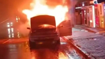 Ataşehir'de alev alev yanan otomobil reklam tabelasına çarparak durdu