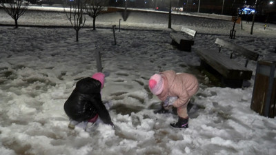 İstanbul'da okullar tatil edildi; çocuklar aileleriyle parkta kar topu oynayıp, kardan adam yaptı