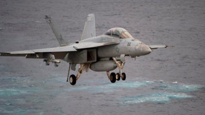 ABD'de askeri uçak körfeze düştü, 2 pilot kurtuldu