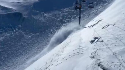 Palandöken'de çığ düşme anı kamerada... Çığın bir kısmı kayak merkezinin kuzey pistine aktı