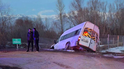 Erzincan'da öğrenci servisinin sulama kanalına düştüğü kazada 11 kişi yaralandı