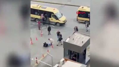 Küçükçekmece'de minibüs şoförünün para vermediğini iddia ettiği yolcusunu darbettiği anlar kamerada