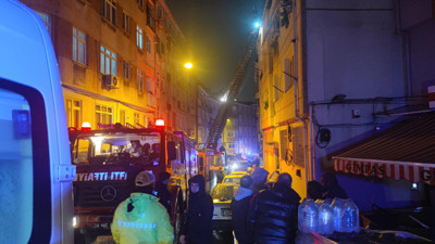 Üsküdar'da 4 katlı binanın giriş katında yangın çıktı