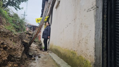 Evlerinin yolunu kapatan heyelan, 'özel mülk' diye temizlenmedi