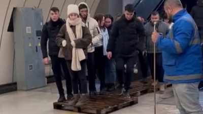Küçükçekmece’de metrobüs alt geçidini su bastı, yolcular paletlerin üzerinde yürümeye çalıştı