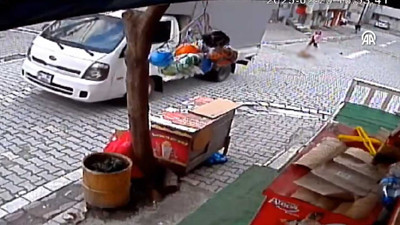 4 yaşındaki çocuğa çarparak ölümüne sebep olan sürücüsü kaçtı! Kaza anı güvenlik kamerasınca kaydedildi