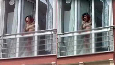Eşi ile 5 yaşındaki kayınbiraderini bıçakladı; kadının pencereye çıkıp yardım istemesi kamerada