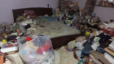 Aydın'da kötü koku yayılan evden 7 traktör römorku dolusu çöp çıktı